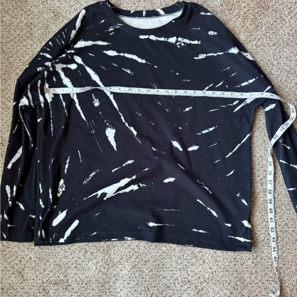 Elegant Black and White Tie-Dye Crew Neck Sweater - Picture 2 of 7